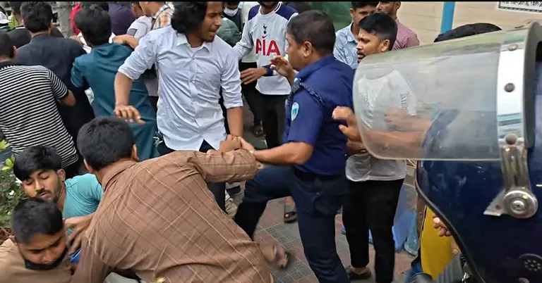 পুলিশের সঙ্গে ছাত্রদের হাতাহাতির মুহূর্ত